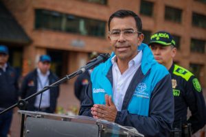 Gobernador Jorge Rey alerta sobre adulteración de cerveza tras hallazgo de más de 3.300 unidades reenvasadas en Soacha