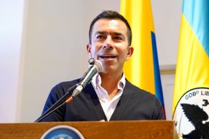Gobernador Jorge Rey entrega la Orden del Mérito Cívico en homenaje póstumo a Henry Canro
