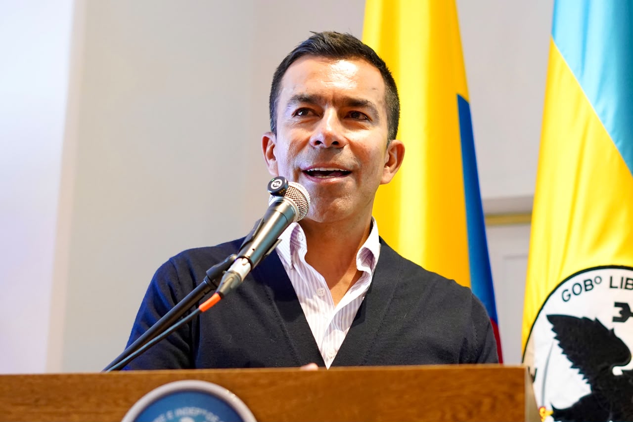 Gobernador Jorge Rey entrega la Orden del Mérito Cívico en homenaje póstumo a Henry Canro