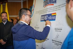 Gobernador Jorge Rey firma convenio por $22.000 millones para la construcción del Ciclopuente Tibanica, entre Bogotá y Soacha